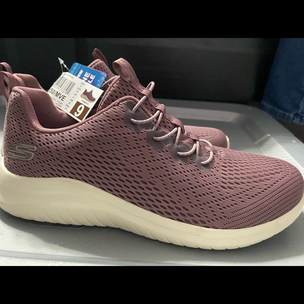 Sketchers UltraFlex Bungee - mauve. Machine washable. air cooled memory foam.